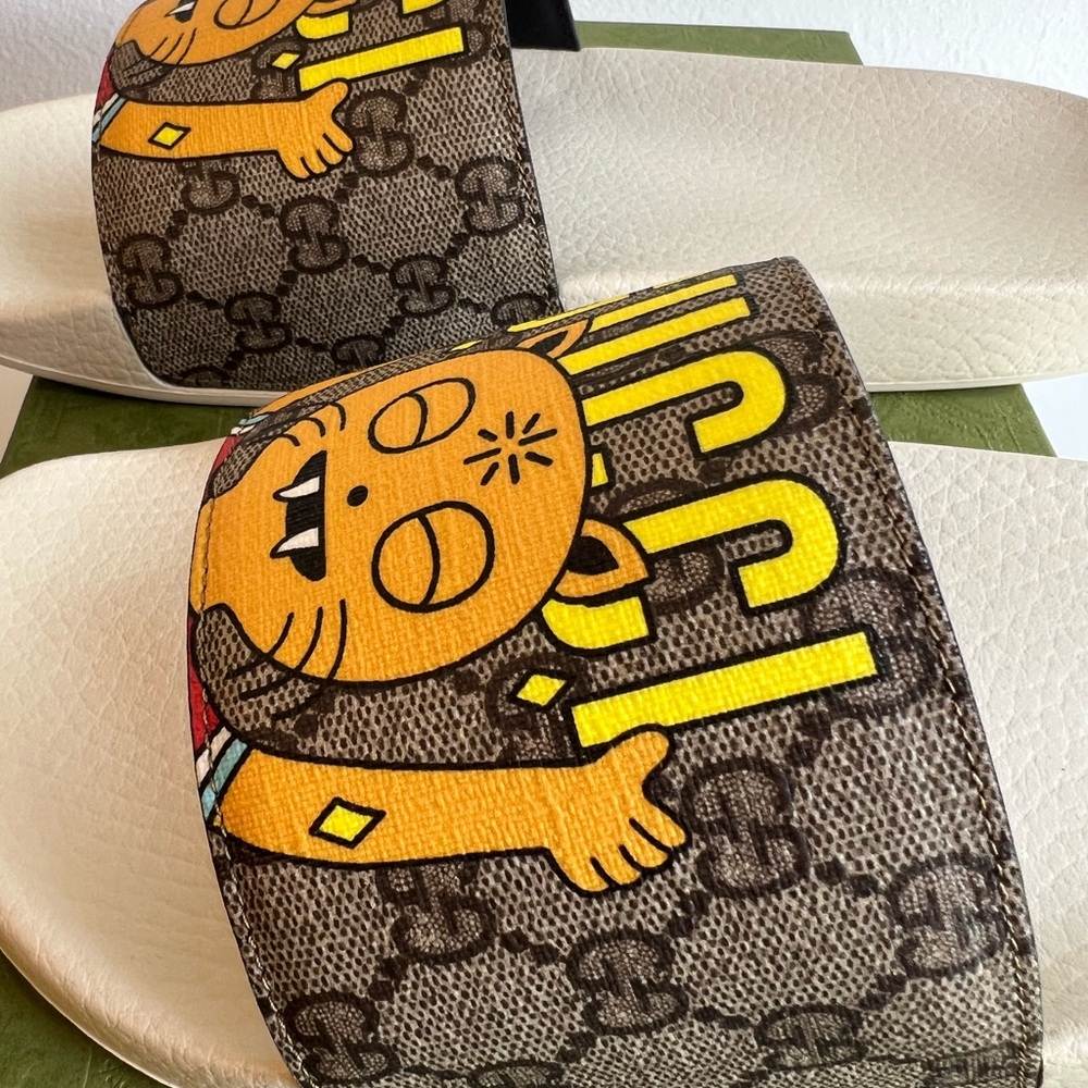Gucci x Pablo Delcielo men's GG Supreme slides featuring a "funny cat" graphic. - Picture 9 of 16